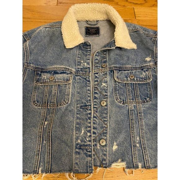 Abercrombie & Fitch women's cropped Distressed Denim Sherpa-Lined Jacket Large - Picture 4 of 10